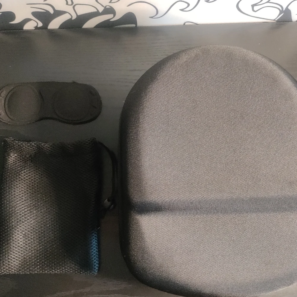 Oculus quest 2 (128 GB Ver.) With travel case and additional head strap.